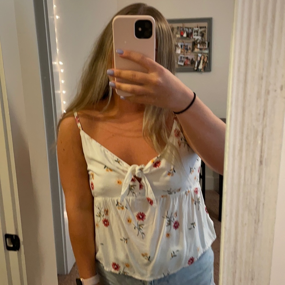 Holister tie in front tank w adjustable straps